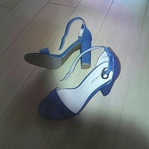 New without box bamboo single strap block heels 6
